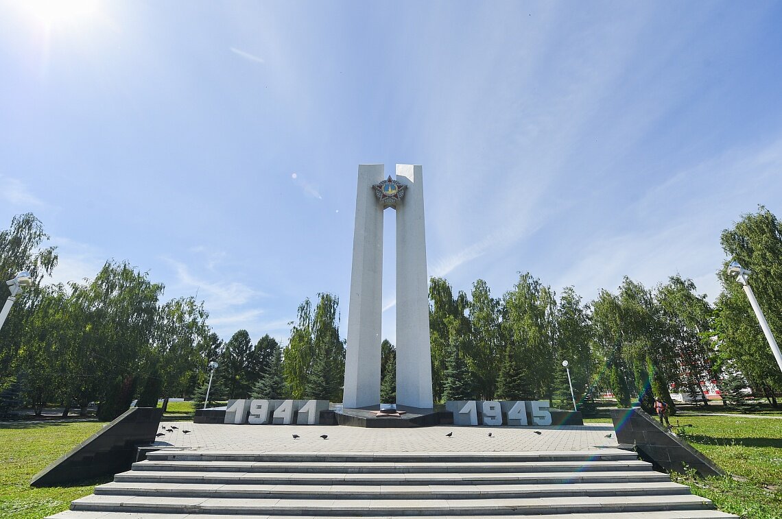 Монумент Победы Нижнекамск. Мемориал Победы Нижнекамск. Монумент защитникам Родины Нижнекамск. Парк Победы ниңнекамск.