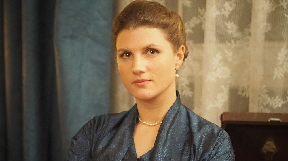 Ириша. Кадр из сериала "Шифр". Источник: https://n1s1.hsmedia.ru/cd/60/f5/cd60f5c60e6c6862e3a7cda6103f6010/1000x600_21_dbe9882bf86adf1e4e7c1d20a8f5781d@1721x1032_0xac120003_6110661991601295089.jpg 