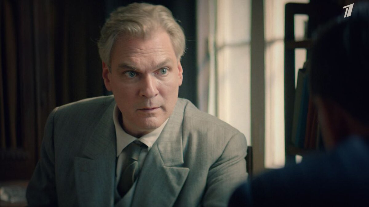 Алексей- муж Ирины. Кадр из сериала "Шифр". Источник: https://images.iptv.rt.ru/images/cducdprir4ssk12032lg.jpg