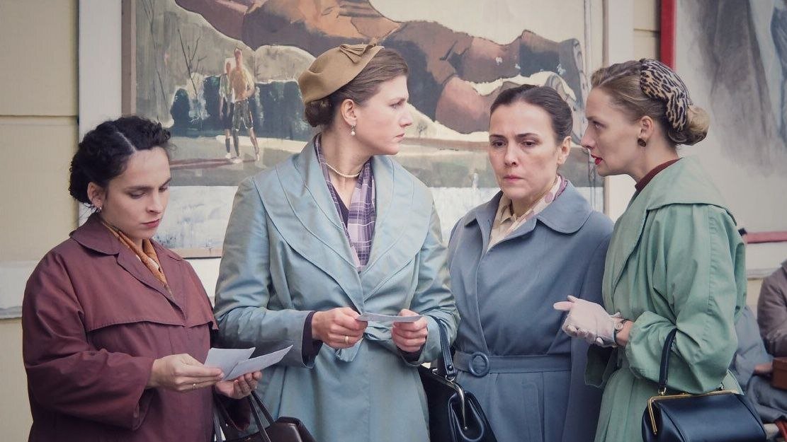 Подружайки. Скриншот из сериала "Шифр". Источник: https://fankino.ru/wp-content/uploads/2022/04/scale_1200.jpg