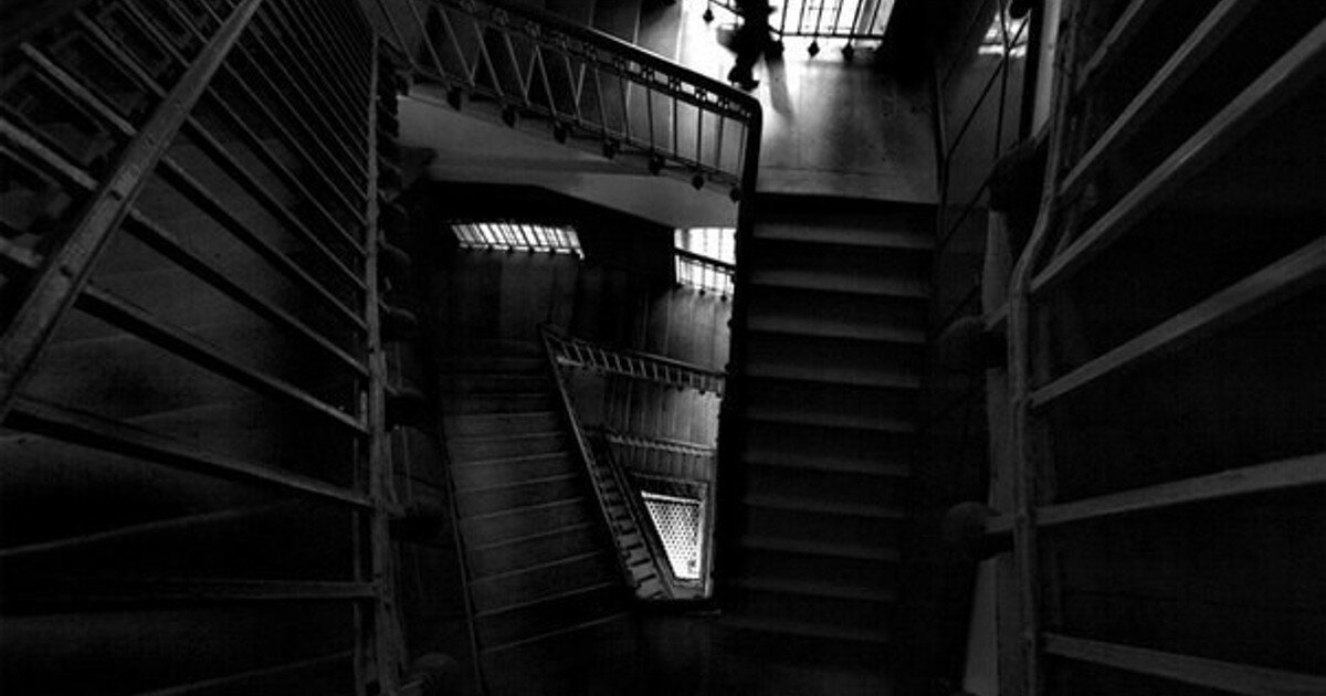 Лестница в темноте