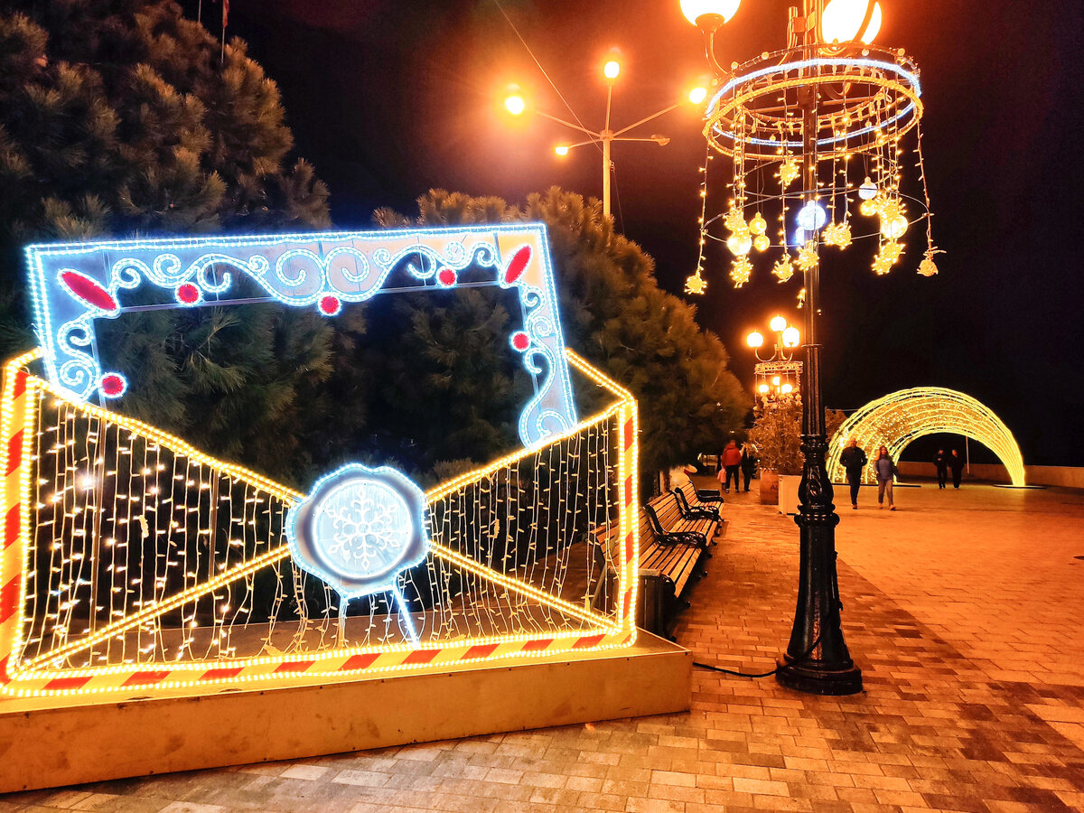 Поэтому мы каждый год с нетерпением ждём этот зимний праздник.
На фото: набережная Алушты. // Туристический портал Республики Крым, Кристина Безумнова