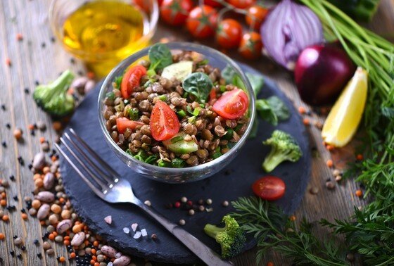    Салат из чечевицы с овощами