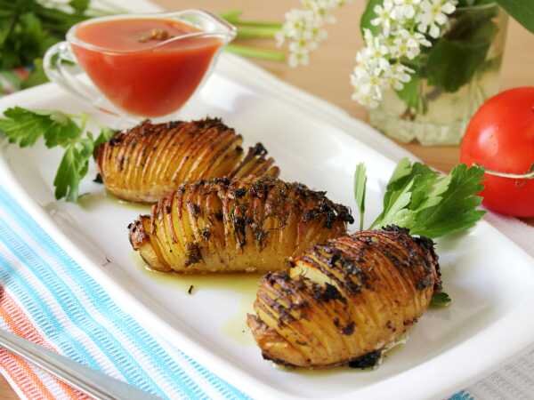 Для приготовления картошки-гармошки с чесноком и укропом в духовке вам понадобятся картофель, чеснок, укроп, масло, соль и перец. Вот примерный рецепт:

**Ингредиенты:**
- Картофель
- Чеснок
- Укроп
- Масло
- Соль
- Перец

**Приготовление:**
1. Нарежьте картофель тонкими кружочками.
2. Нарежьте чеснок и укроп.
3. Смешайте картофель с чесноком, укропом, маслом, солью и перцем.
4. Выложите смесь в форму для запекания и отправьте в духовку на определенное время и температуру, пока картофель не станет золотистым и хрустящим.

Приятного аппетита!