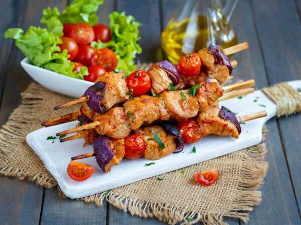 Для приготовления пасты с кальмарами и болгарским перцем вам понадобятся следующие ингредиенты:
- Паста (на ваш выбор)
- Кальмары
- Болгарский перец
- Чеснок
- Лук
- Масло оливковое
- Соль и перец
- Помидоры (опционально)
- Петрушка (для украшения)

Инструкции по приготовлению:
1. Приготовьте пасту в соответствии с инструкциями на упаковке.
2. Нарежьте кальмары, болгарский перец, лук и чеснок.
3. В сковороде разогрейте масло оливковое и обжарьте лук и чеснок до мягкости.
4. Добавьте кальмары и болгарский перец, обжаривайте до готовности.
5. Посолите и поперчите по вкусу.
6. Переложите приготовленные ингредиенты в сковороду с отварной пастой, перемешайте.
7. Подавайте пасту с кальмарами и болгарским перцем, посыпав мелко нарезанной петрушкой.

Приятного аппетита!