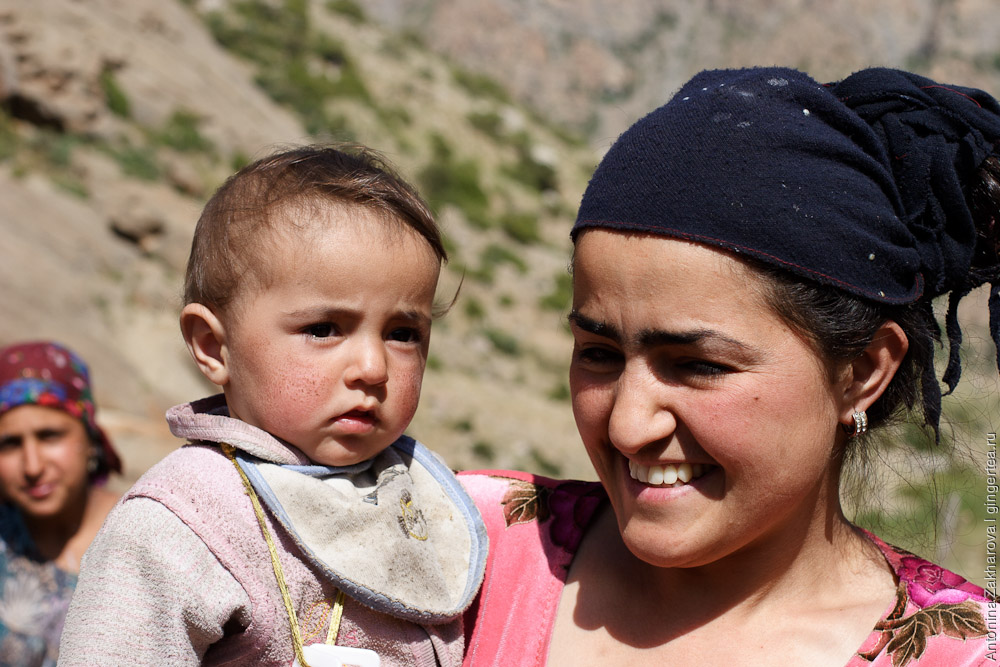Какое отношение к таджикам. Дети таджики. Таджикистан люди. Таджикская женщина с ребенком. Таджикский малыш.