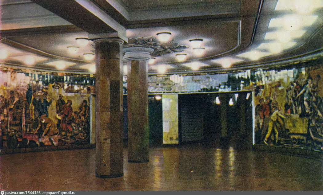 Станция метро "Комсомольская". Панно из майоликовой плитки "Метростроевцы" pastvu.ru