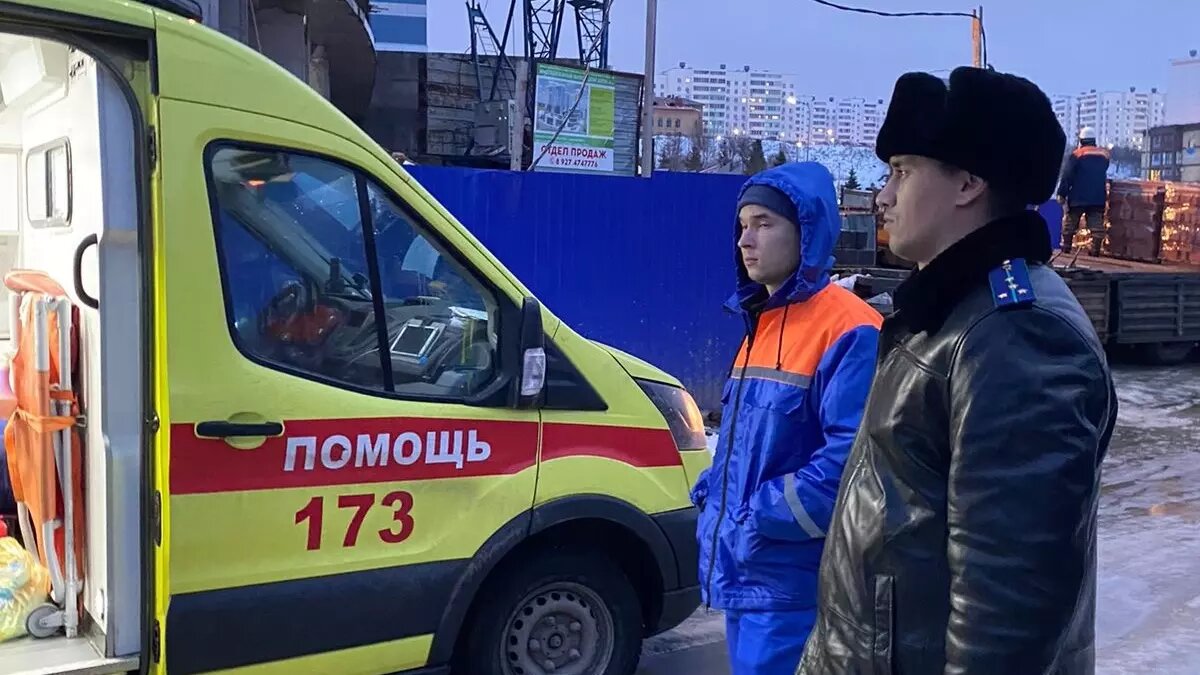     Накануне днем, 21 декабря, в Набережных Челнах с высоты шестого этажа сорвался рабочий на стройке. Подробности Inkazan сообщил старший помощник прокурора Татарстана по взаимодействию со СМИ Руслан Галиев.