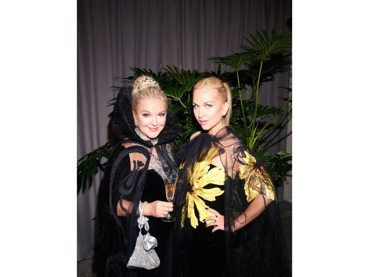     Юлия и Дарья Янины