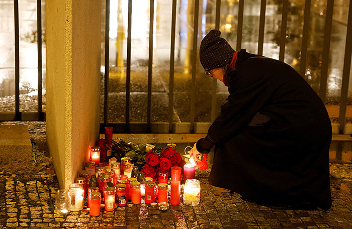    Цветы и свечи на месте трагедии.David W Cerny/Reuters