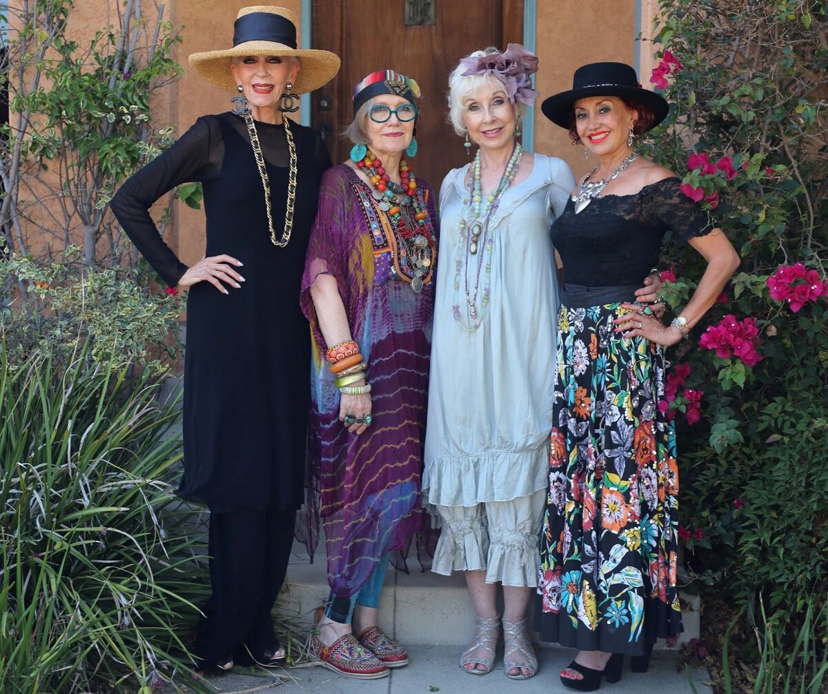 А вот в компанию этих прекрасных леди моя мама замечательно впишется.