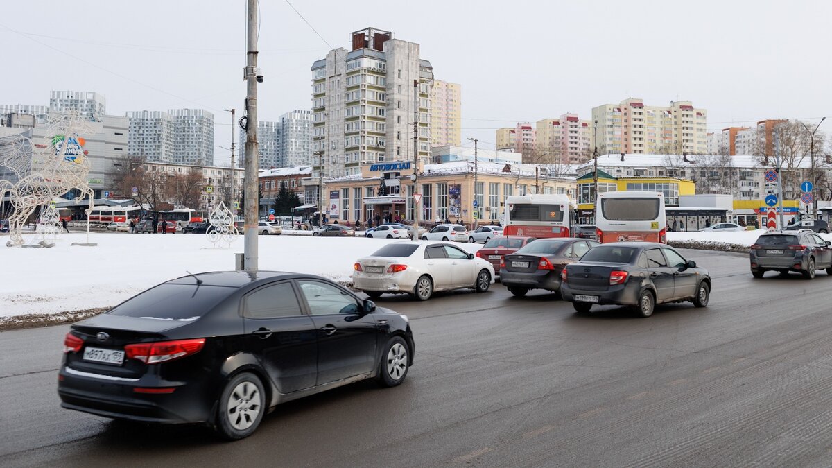     Во Владивостоке вновь был обнаружен тот единственный в своем роде «мастер парковки», который способен установить новые рекорды в странной выборке места для своего автомобиля. На этот раз его творчество вызвало не только удивление, но и смех в сети.