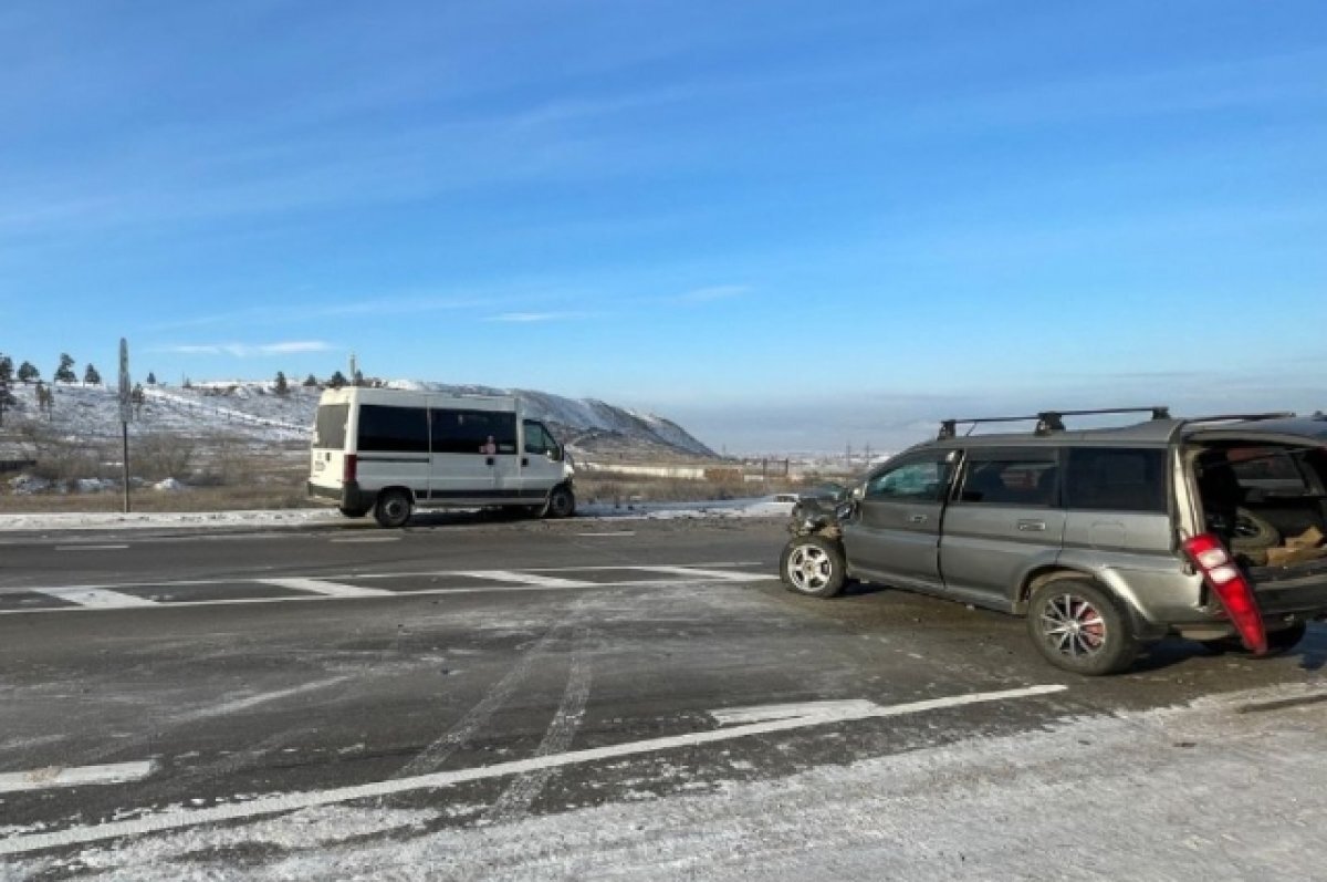 Автомобиль врезался в маршрутку с пассажирами в Улан-Удэ | АиФ-Бурятия |  Дзен