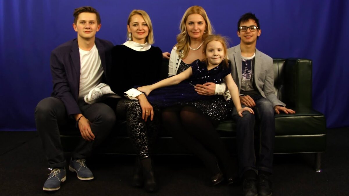 Кадр из видео с песней-переделкой «Sunny» («Boney M») на дне рождения мамы