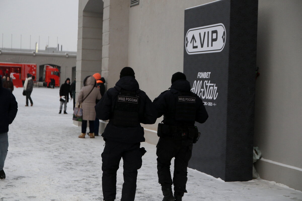 В МОМЕНТ ИНЦИДЕНТА СОТРУДНИК БЫЛ НЕ ПРИ ИСПОЛНЕНИИ. НО ВСЁ РАВНО РЕШИЛ ВМЕШАТЬСЯ. ФОТО: © MAKSIM KONSTANTINOV/GLOBALLOOKPRESS.