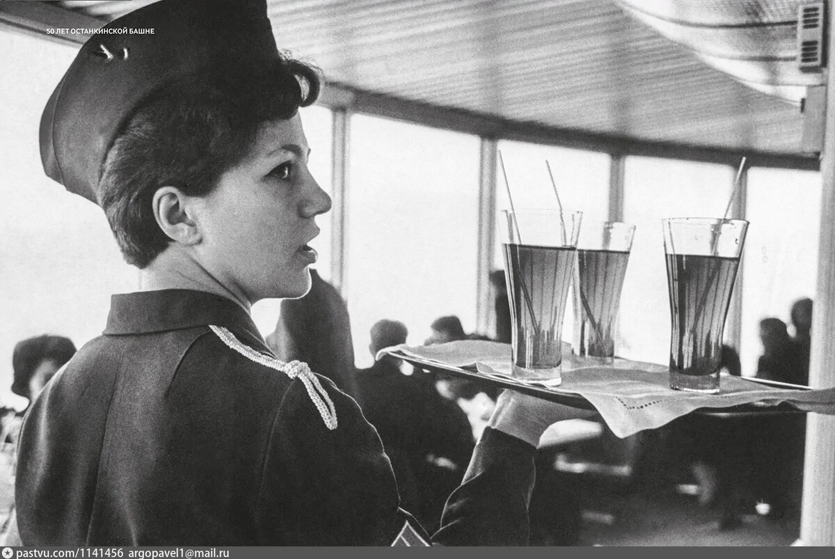 В ресторане "Седьмое небо", 1967. С сайта www.pastvu.com.