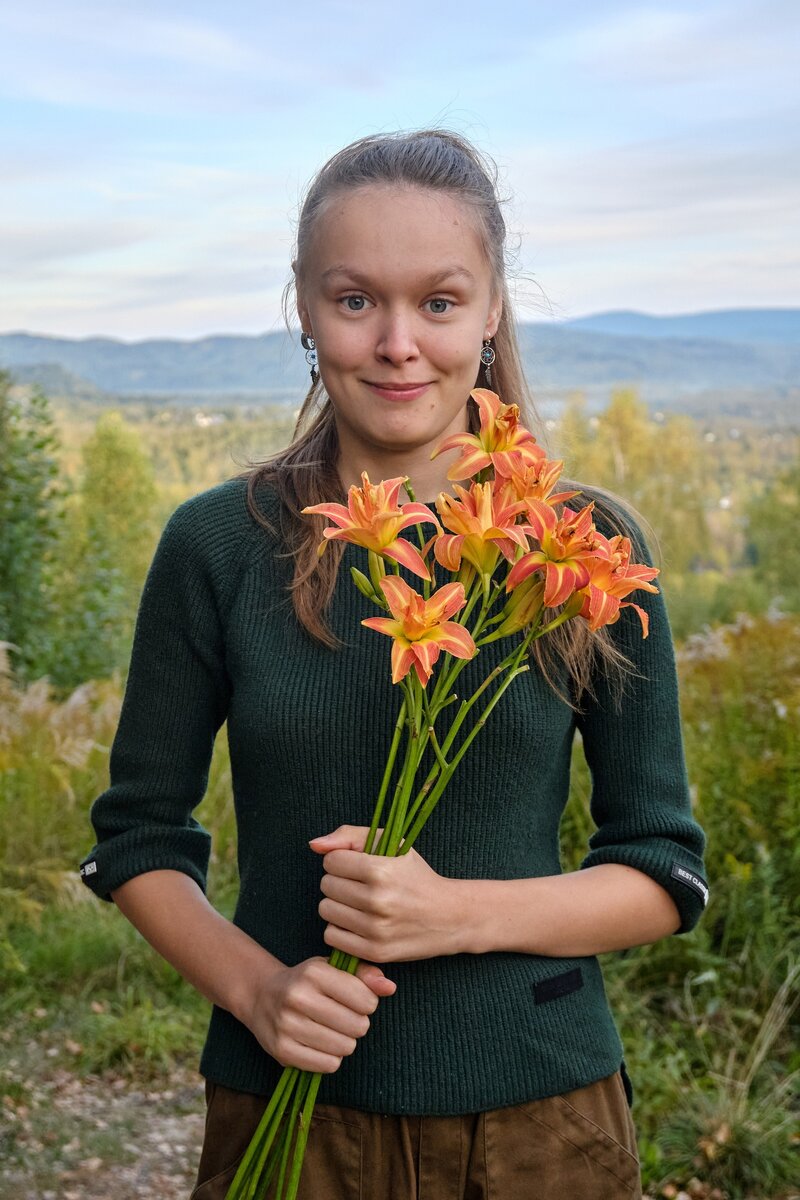 
      Будь как дома, путник! Присаживайся в кресло, пей горячий шоколад, наслаждайся лучшими из моих историй. Их у меня пока немного. Коль желаешь, расскажу. 

      Для желающих узнать меня поближе: Я – скрипачка в составе коллектива "Guitar Studio" (не думаю, что вы о нас слышали), родом из города Прокопьевск (вы вряд ли знаете, где это). Пишу тексты песен, решила попробовать себя в роли автора сказочек и баек.

      Для желающих узнать меня ещё ближе: Шлегель Анна Вальтеровна, 22 года. Скрипач, аккордеонист, поэт, начинающий писатель, студент юридического факультета и просто хороший человек).

Надеюсь, вам будет здесь уютно. Если возникнут вопросы – обращайтесь! Я ни в чём не откажу)