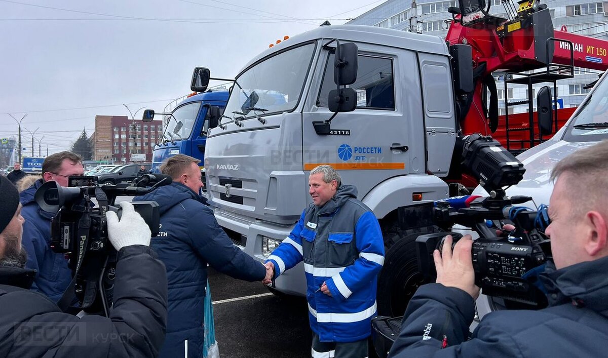    Роман Старовойт вручил энергетикам машины в их профессиональный праздник