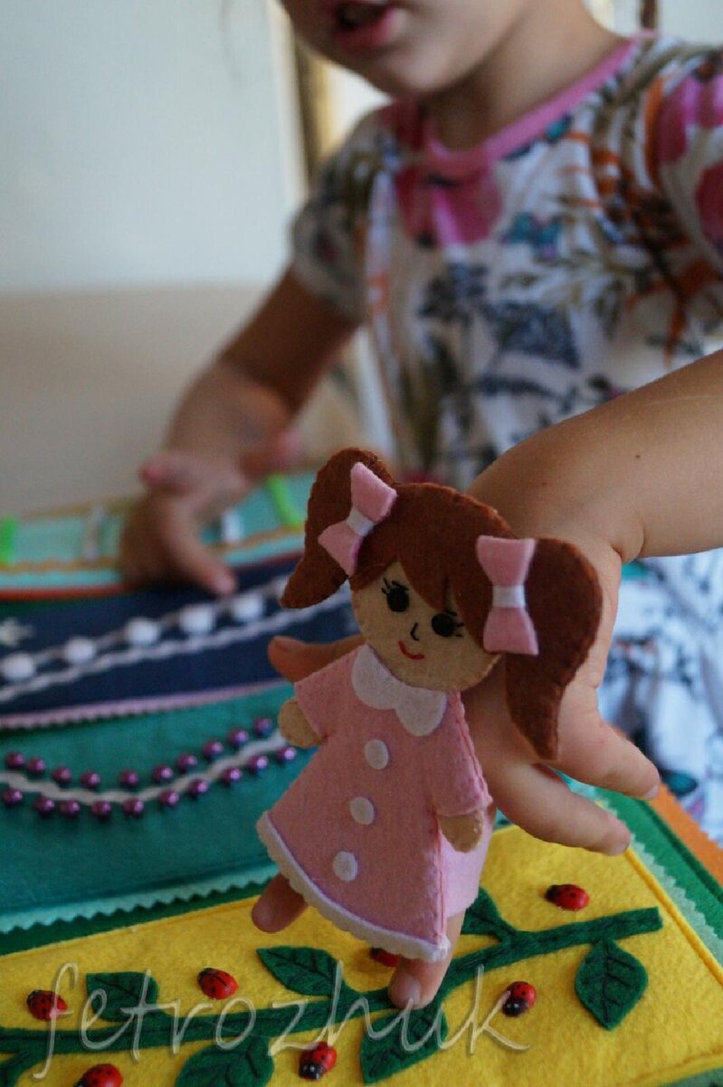 Чтобы детям было ещё интереснее, меня попросили добавить пальчиковые игрушки.