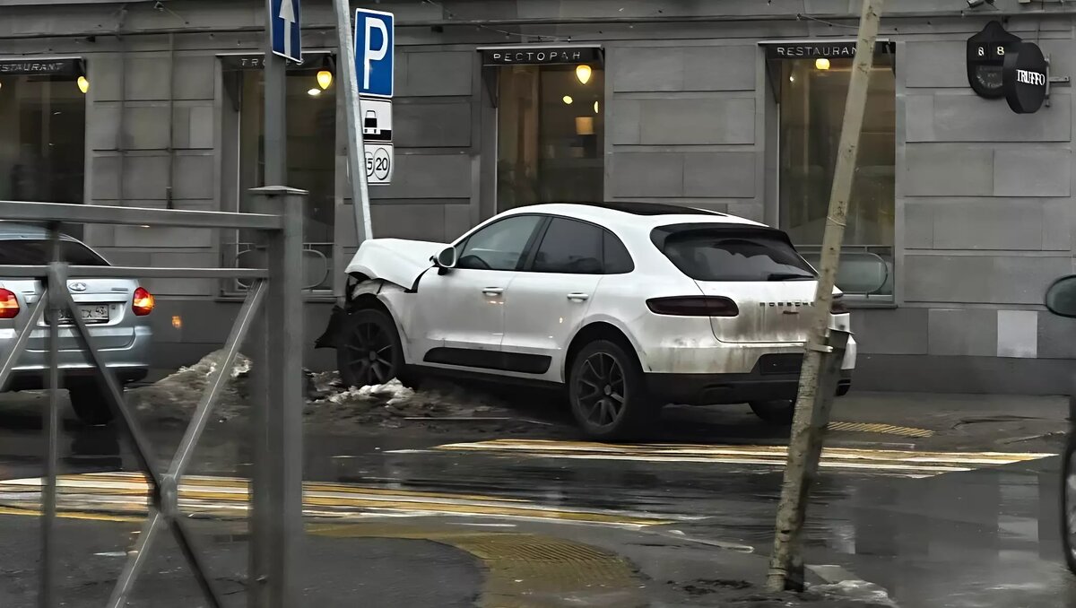     В центре Казани произошло столкновение иномарки Porsche и столба. О случившемся стало известно из Telegram-канала «Кот Казанский».