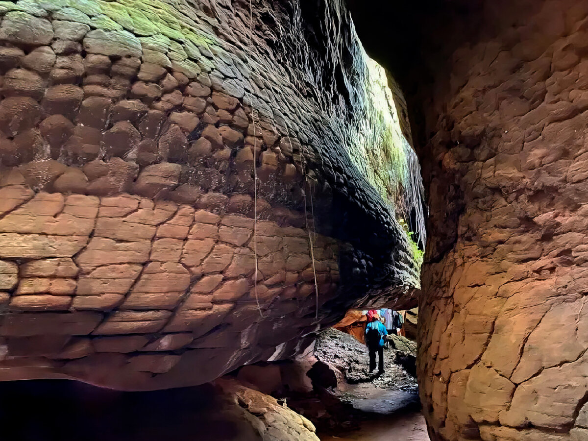 пещера змея. пещера найка в тайланде. змея в пещере. пещера змея. каменная змея в тайланде.