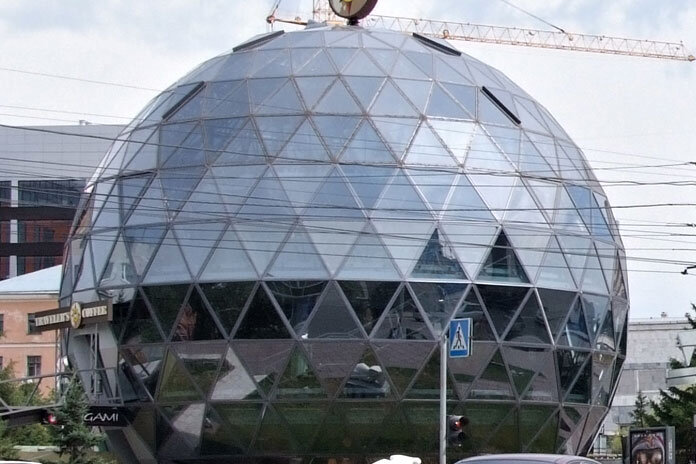 Здание шар. Здание шар в Новосибирске. Шар возле театра Глобус. Кафе шар около глобуса. Глобус проверка