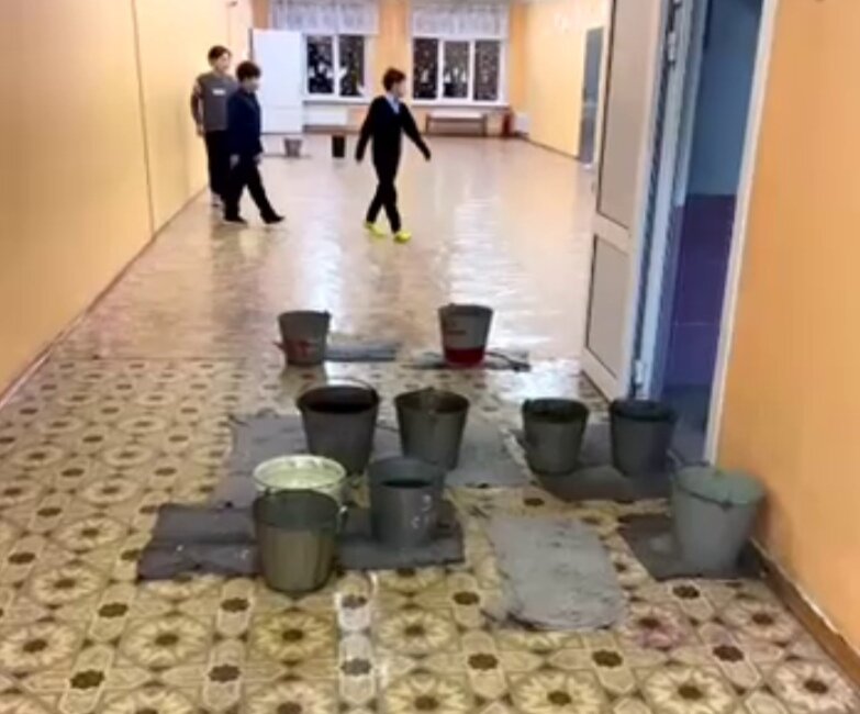    В Коляновской школе с потолка пошел дождь