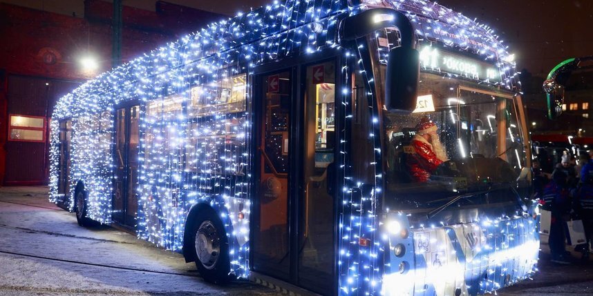    На улицы Петербурга снова вышел "новогодний" транспорт.telegram.org@polyakov_kv