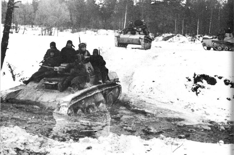 Как видите, танчик совсем маленький. Сделать из него БТР, как некоторые предлагают, будет очень непросто - пехоту просто некуда будет под броню посадить. Не городить же второй этаж