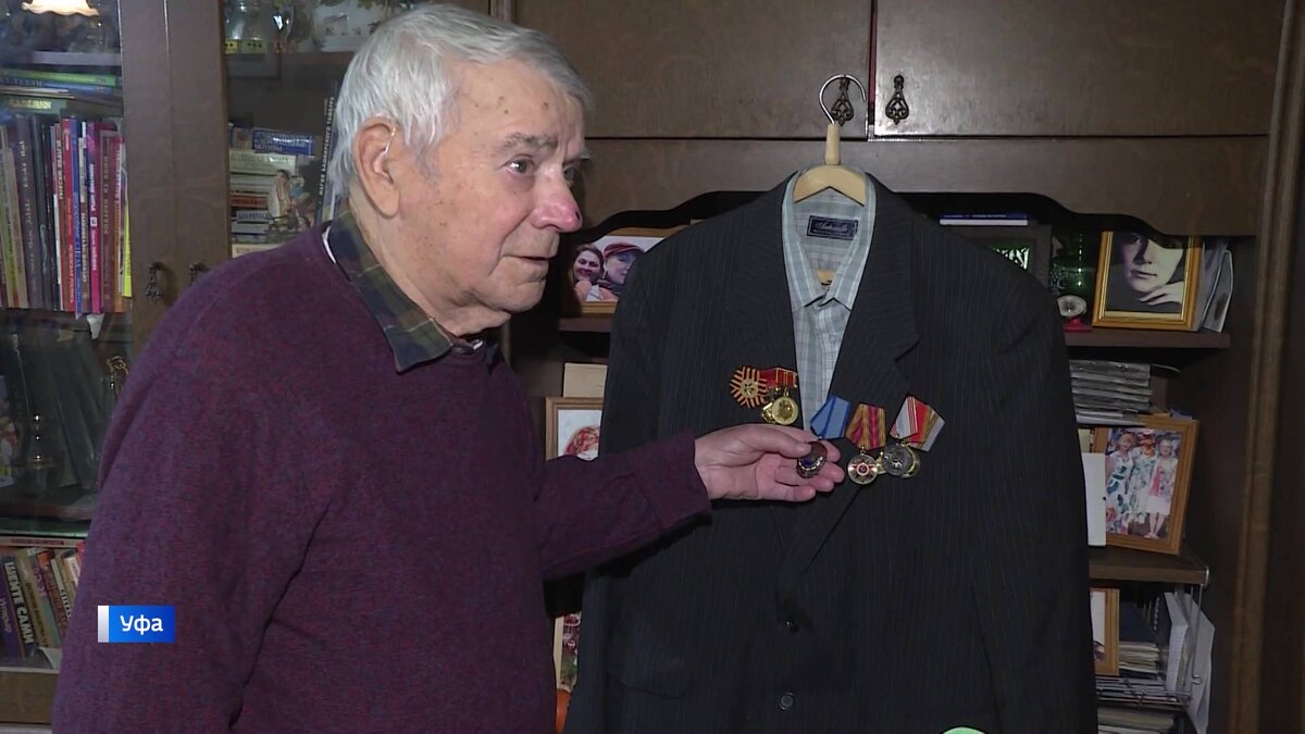    Накануне Нового года башкирские нефтяники посетили ветеранов отрасли