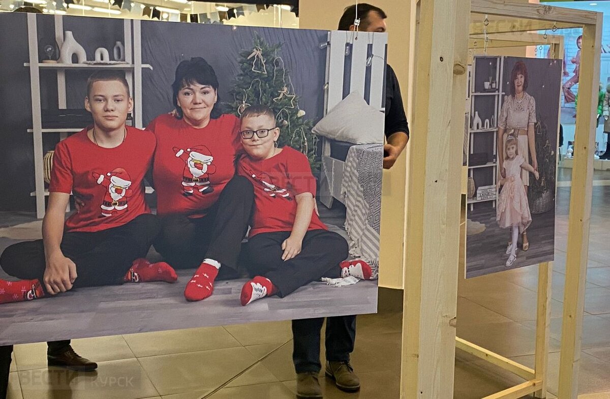   В Курске открылась новогодняя фотовыставка семей участников СВО