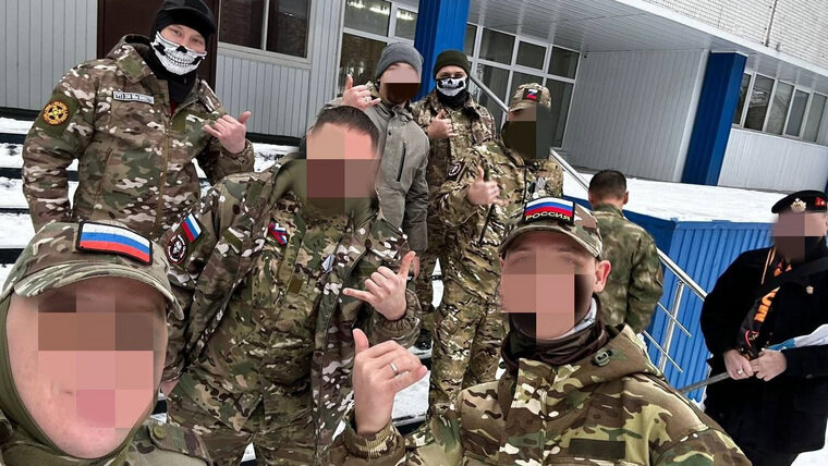    Ветераны ЧВК «Вагнер» на крыльце детского дома