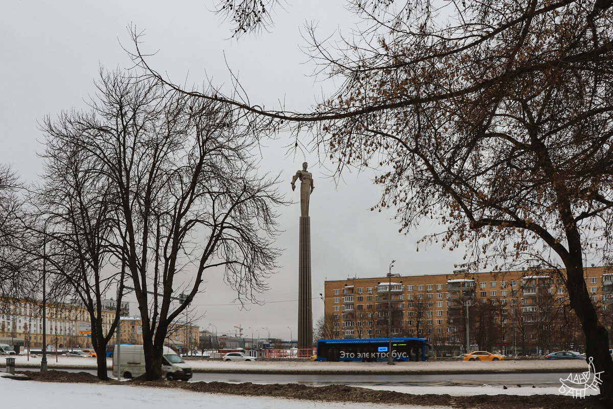 Титановый Гагарин вот уже сорок лет взмывает ввысь на площади имени себя