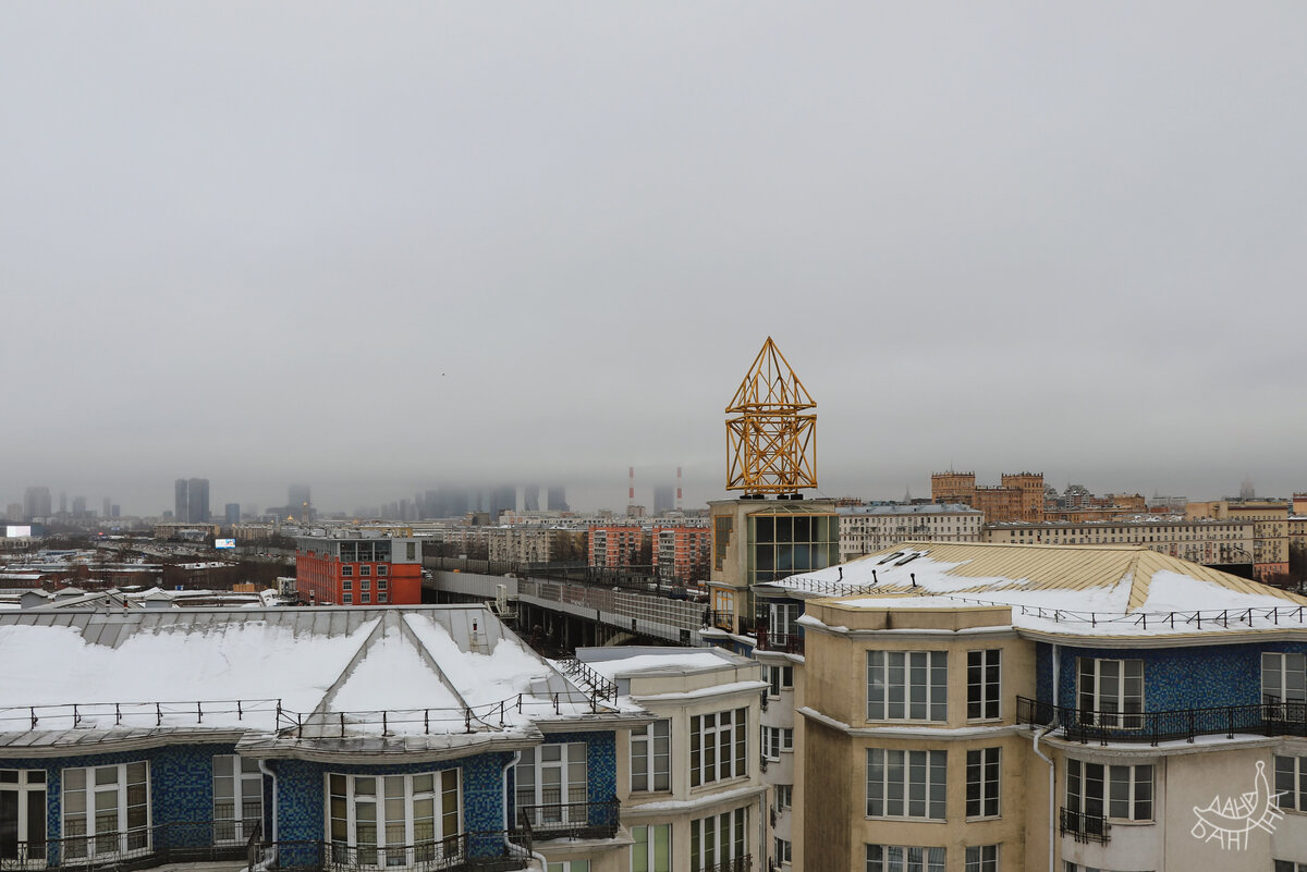 Сити в тумане, непонятная геометрическая конструкция и очень странно расположенный ЖК