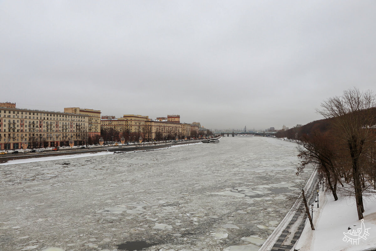 Низкое сизое небо над льдистым кракле Москвы-реки