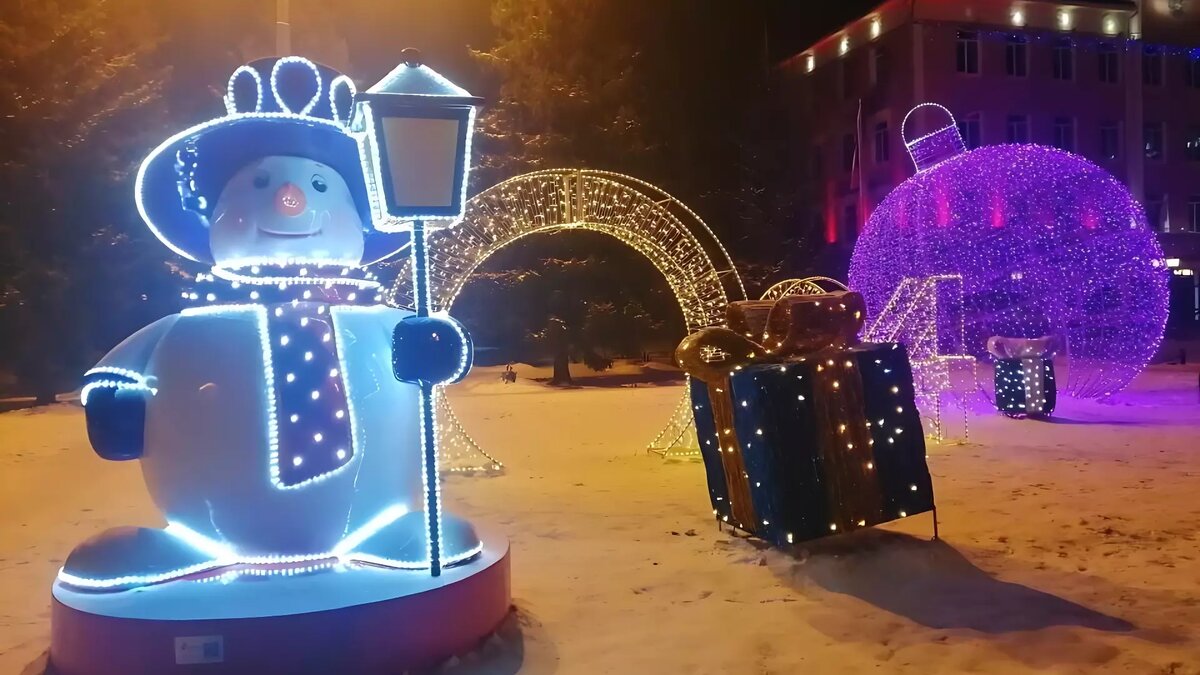    Сегодня на еженедельном коммунальном штабе в мэрии Абакана обсуждали новогоднее оформление города. Рассказываем, какие локации украсили к празднику и что там поставили.