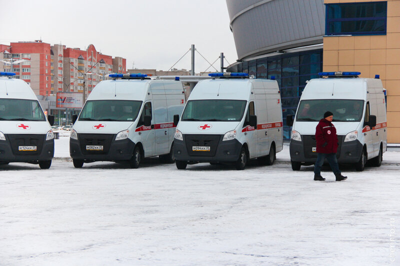    35 новых автомобилей презентовали сегодня на площадке у Ледового дворца. Машины будут обслуживать город и район.