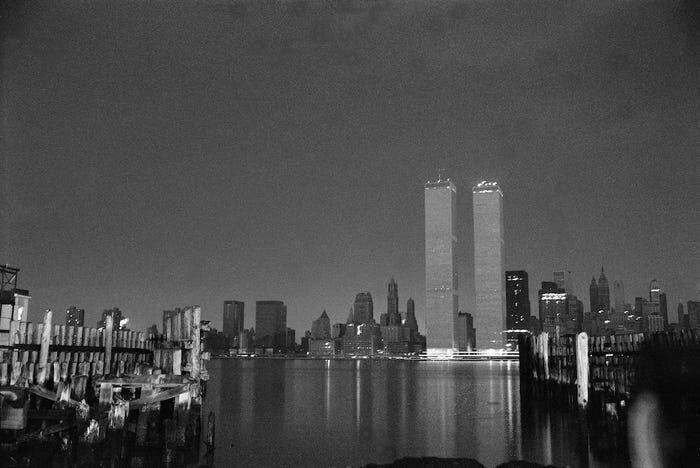 Ночь 13 июля 1977 года в Нью-Йорке получила название Ночь страха. Во время грозы первая молния ударила в подстанцию и вызвала срабатывание двух автоматических выключателей.