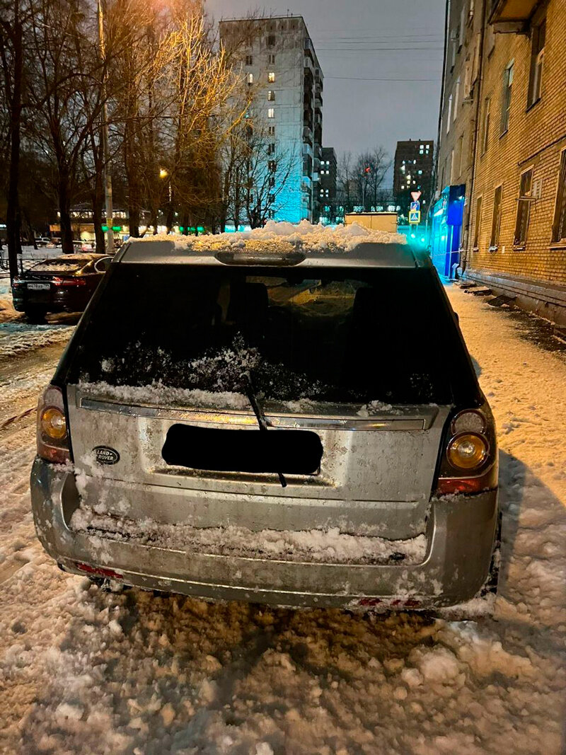 В Кунцево во время чистки снега с крыши коммунальщики разбили пять машин |  Москвич Mag | Дзен