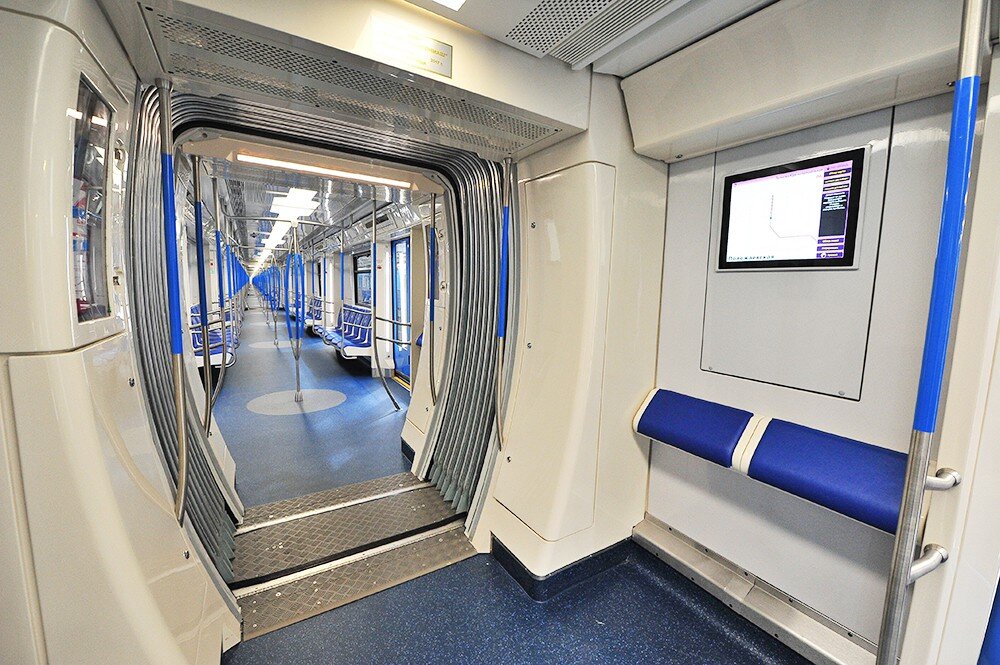 Мягкие подушки для прислонившихся к стене пассажиров показали совершенно новый подход к компоновке интерьера вагона.  Фото: www.bangkokbook.ru.