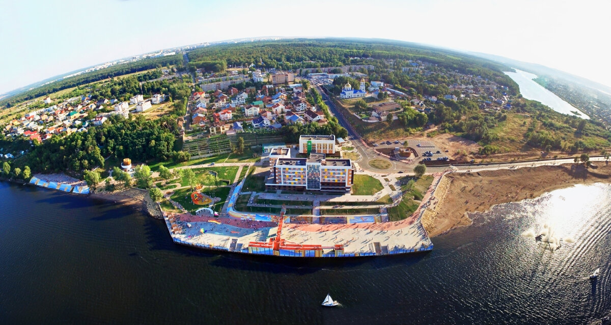 
И все же есть в маленьких провинциальных городках особая прелесть. Они сказочные, неторопливые и какие-то неподдельно искренние. И в них всегда есть что посмотреть. Вот, например, Нижнекамск.