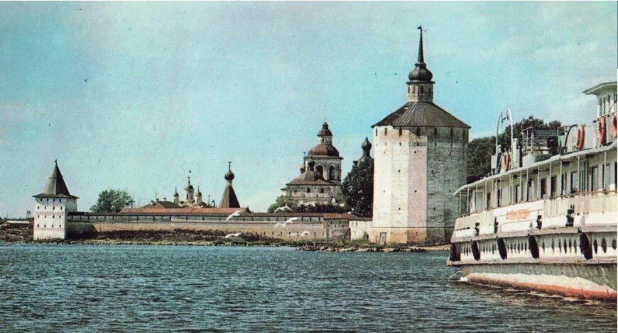 Общий вид Кирилло-Белозерского монастыря со стороны. Из набора открыток «Кирилло-Белозерский монастырь», издательства «Планета»,
Москва, 1977 г.
