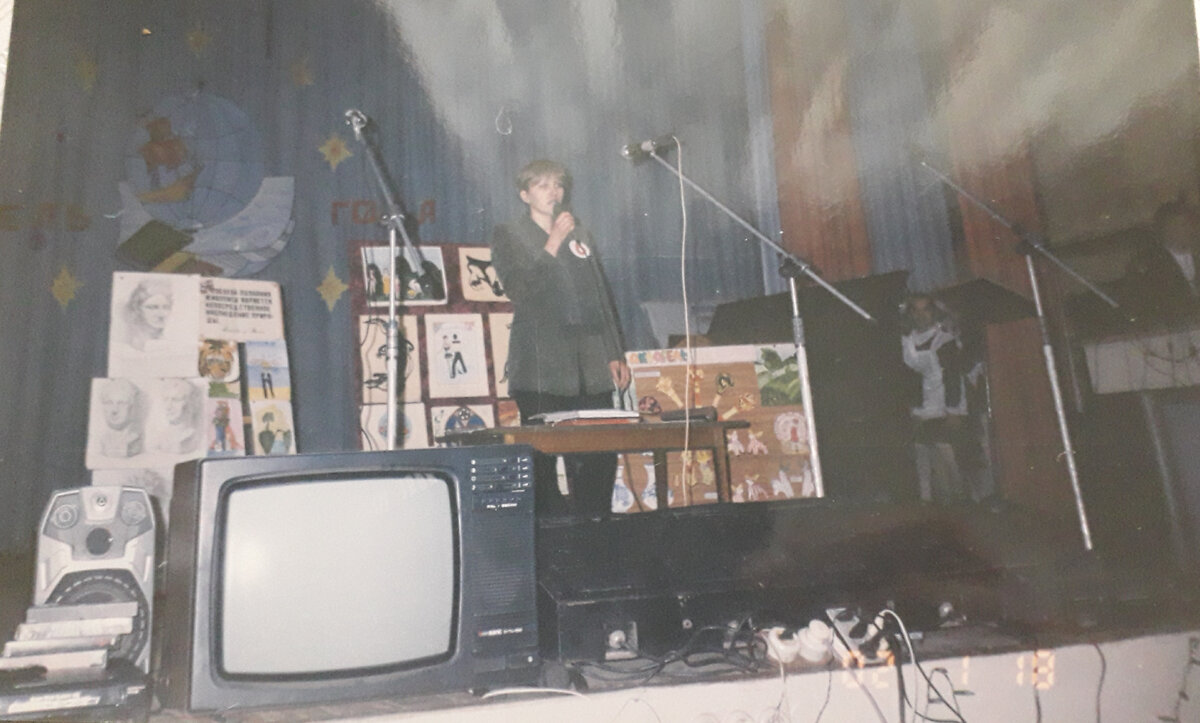 Я на районном конкурсе "Учитель года". Вела какое-то время рисование и в этом статусе выступала на конкурсе. Участие было добровольно-принудительным 🙂 - мою кандидатуру подали от школы, а мне просто об этом сообщили. Я помню, что приехала с сессии вечером, а завтра уже нужно было ехать на конкурс. Я готовилась всю ночь. Место заняла 3-е, но, поверьте, для учителя деревенской школы - это очень достойное место!