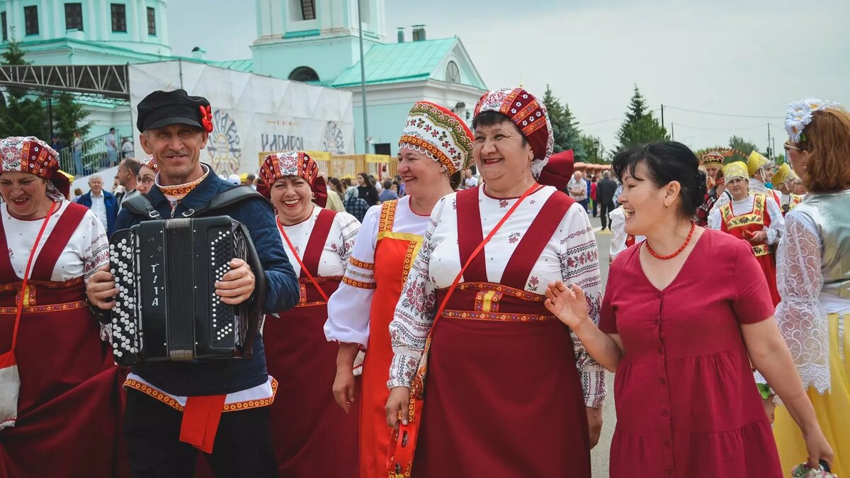 100 национальность. Каравон праздник. Каравон. Каравон 2023 в Татарстане фото. Кубань представители более 100 национальностей красивые фото.