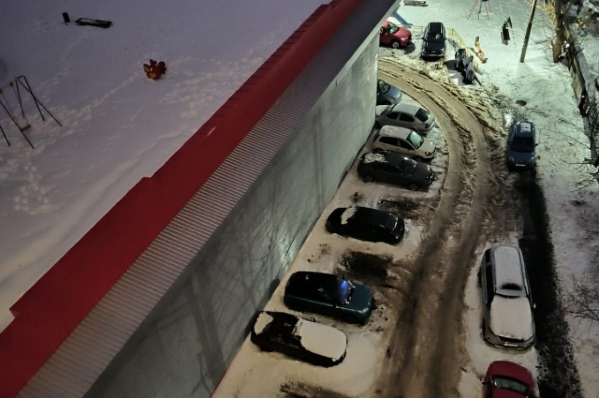    В Твери наледь, сошедшая с крыши, повредила 8 автомобилей