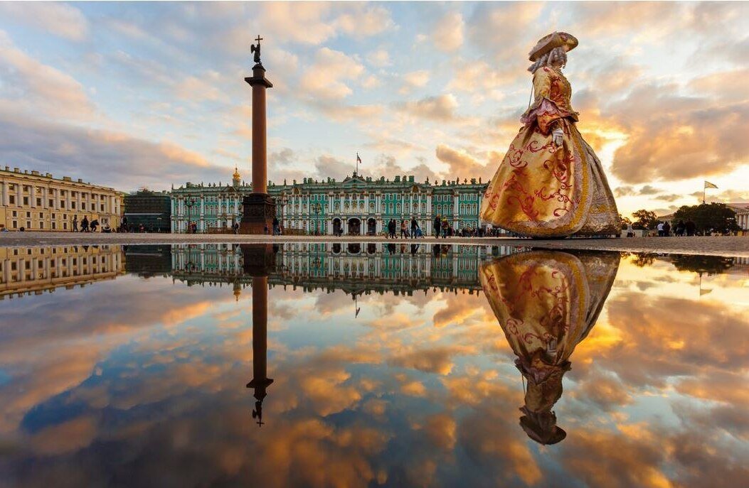 Его величество санкт петербург. Дом со шпилем колпино. Кунсткамера и дворцовый мост. Футболка люблю юлю. Дворцовая площадь петергоф.