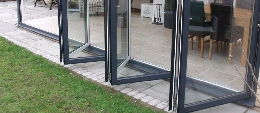 Раздвижное остекление Гармошка.  Проем может открываться полностью за счет складывания створок в сторону. 