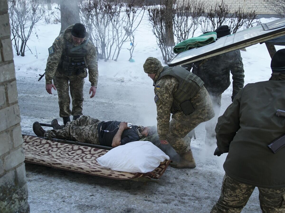    Транспортировка раненого украинского военного© AP Photo / Inna Varenytsia