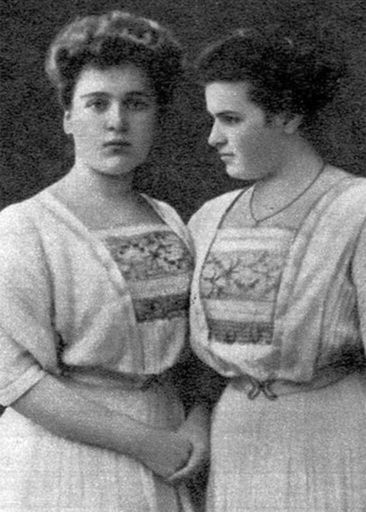 Вера (справа) и Мария Мухины