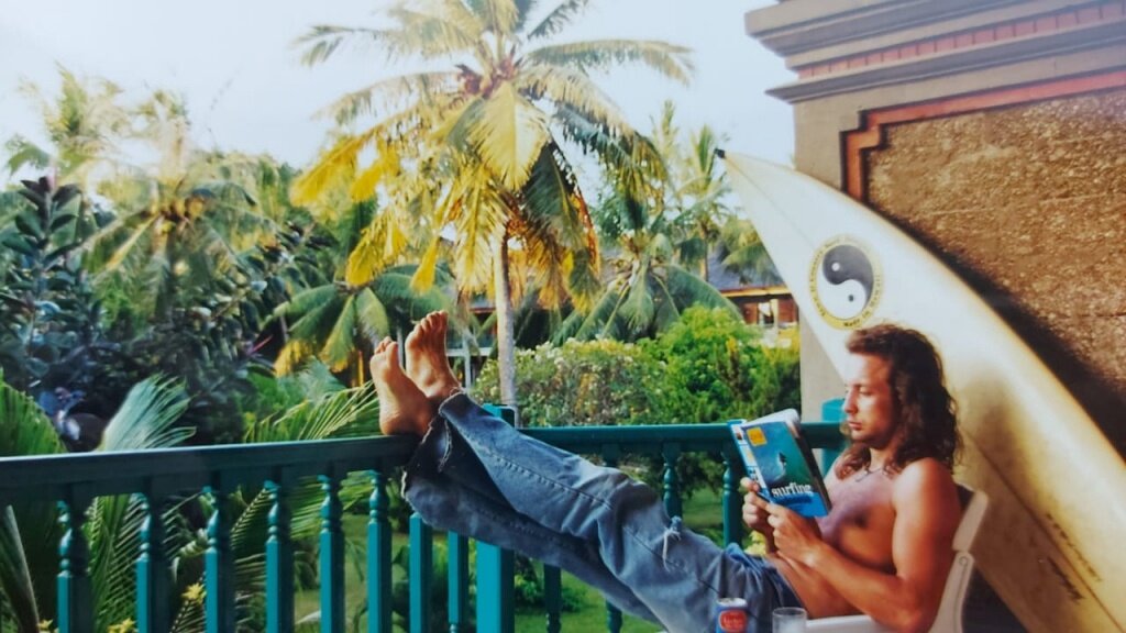 На фото Владимир Бобылев с книгой лучшие серфовые споты Бали. Начало 90-х место Kuta Bali. Индонезия.